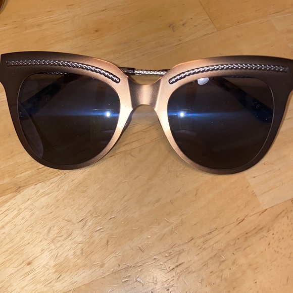 Authentic BOTTEGA VENETA SUNGLASSES 🕶 - Picture 2 of 9